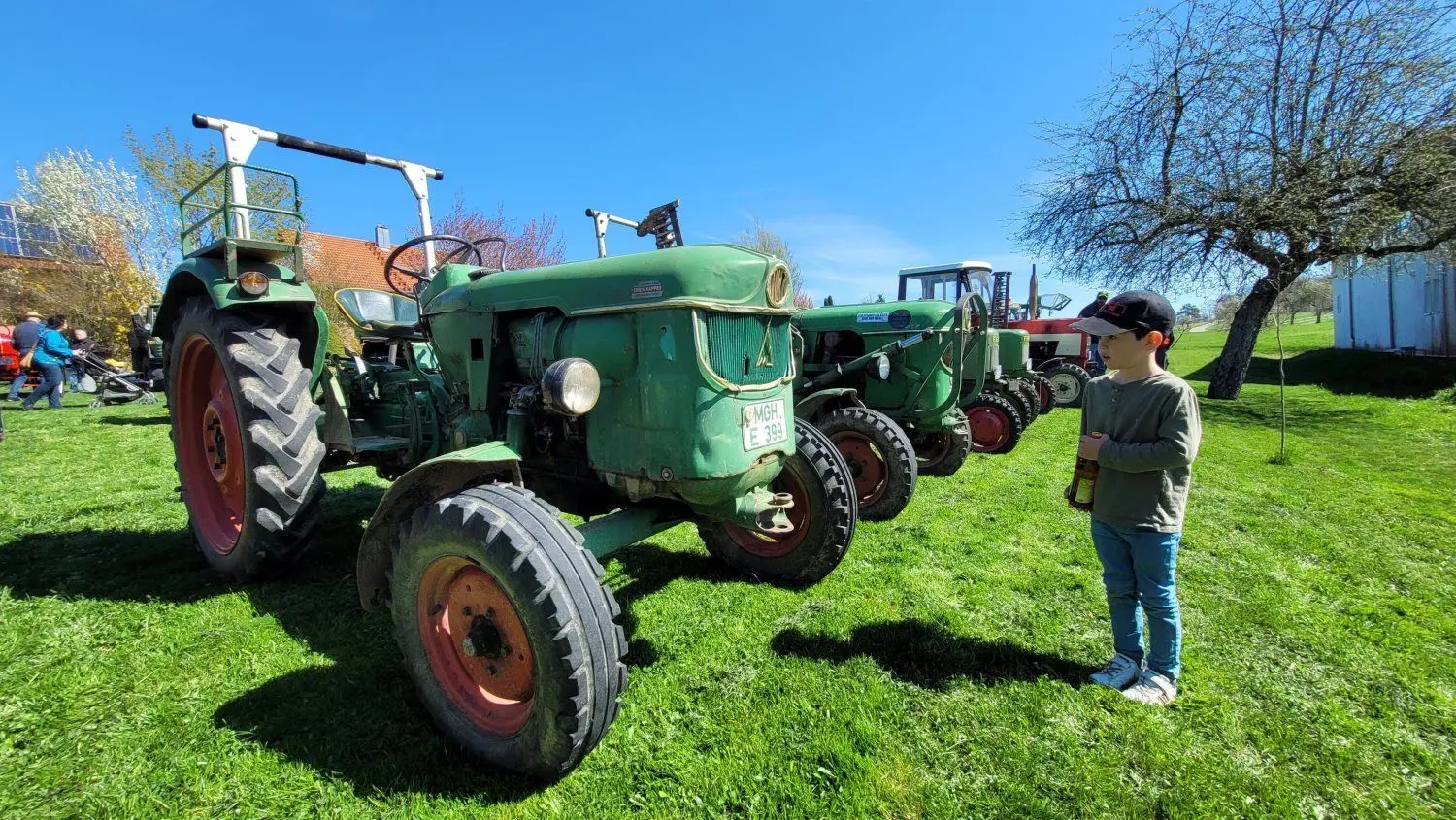 Zahlreiche Besucher kommen zum traditionellen Oldtimertreffen am Ostersonntag rund um die Sport- und Festhalle in Bartenstein. Zu sehen sind neben Schleppern und alten Autos auch Youngtimer und Sportwagen.