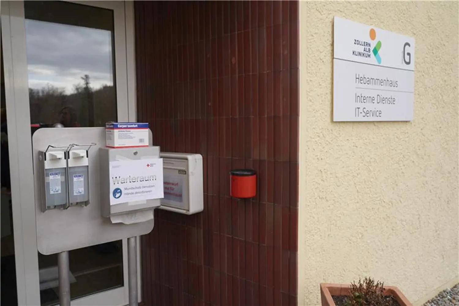Wo im Zollernalb-Klinikum normalerweise die Hebammen ihren Platz haben, werden jetzt die Corona-Verdachtsfälle getestet.