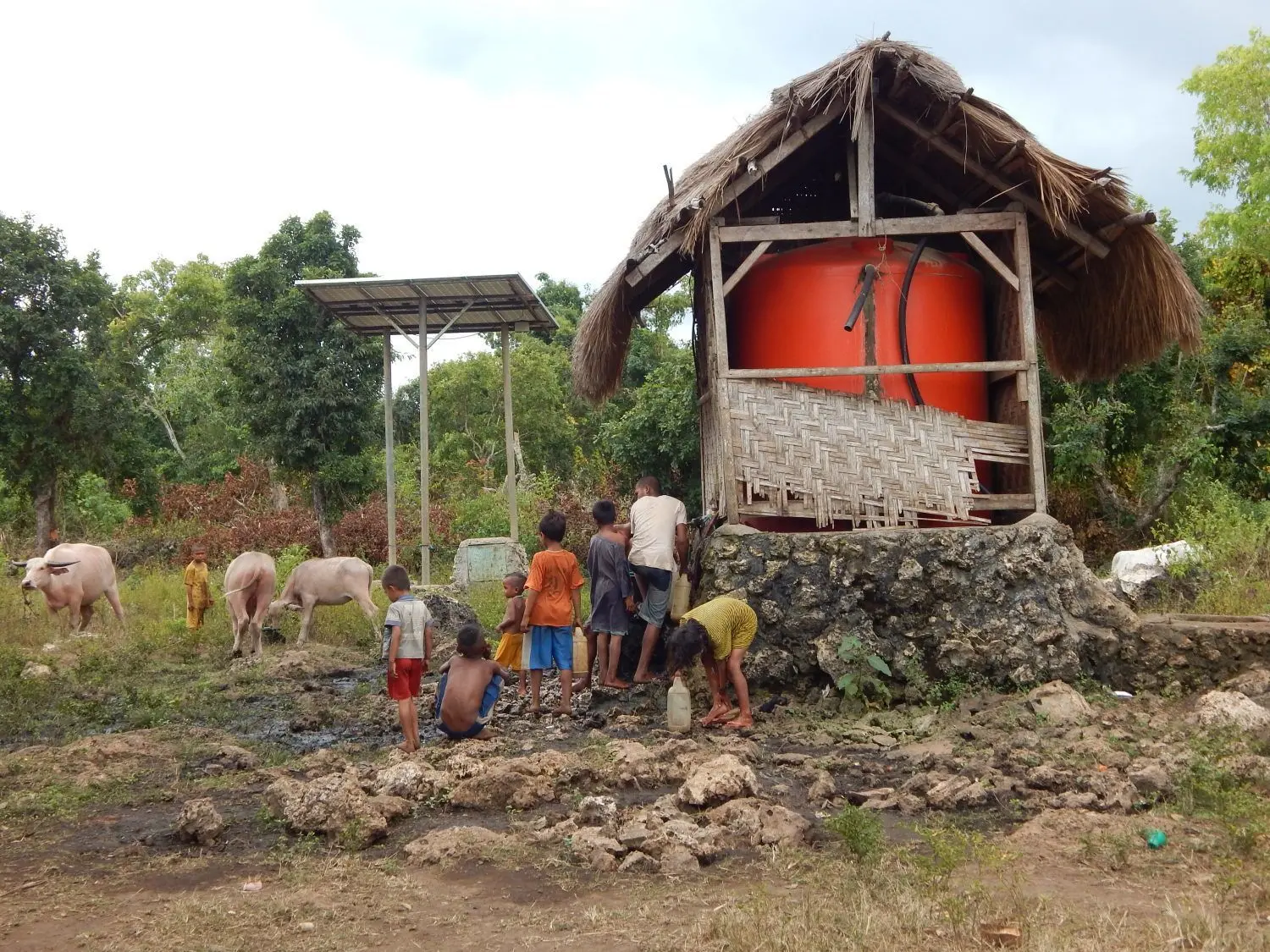 Ein Wasserbehälter in einem Dorf in West-Sumba. Zwar funktionieren die Pumpen, aber die Wasserhähne wurden gestohlen und nicht ersetzt, so dass seit Monaten unkontrolliert Wasser ausläuft.