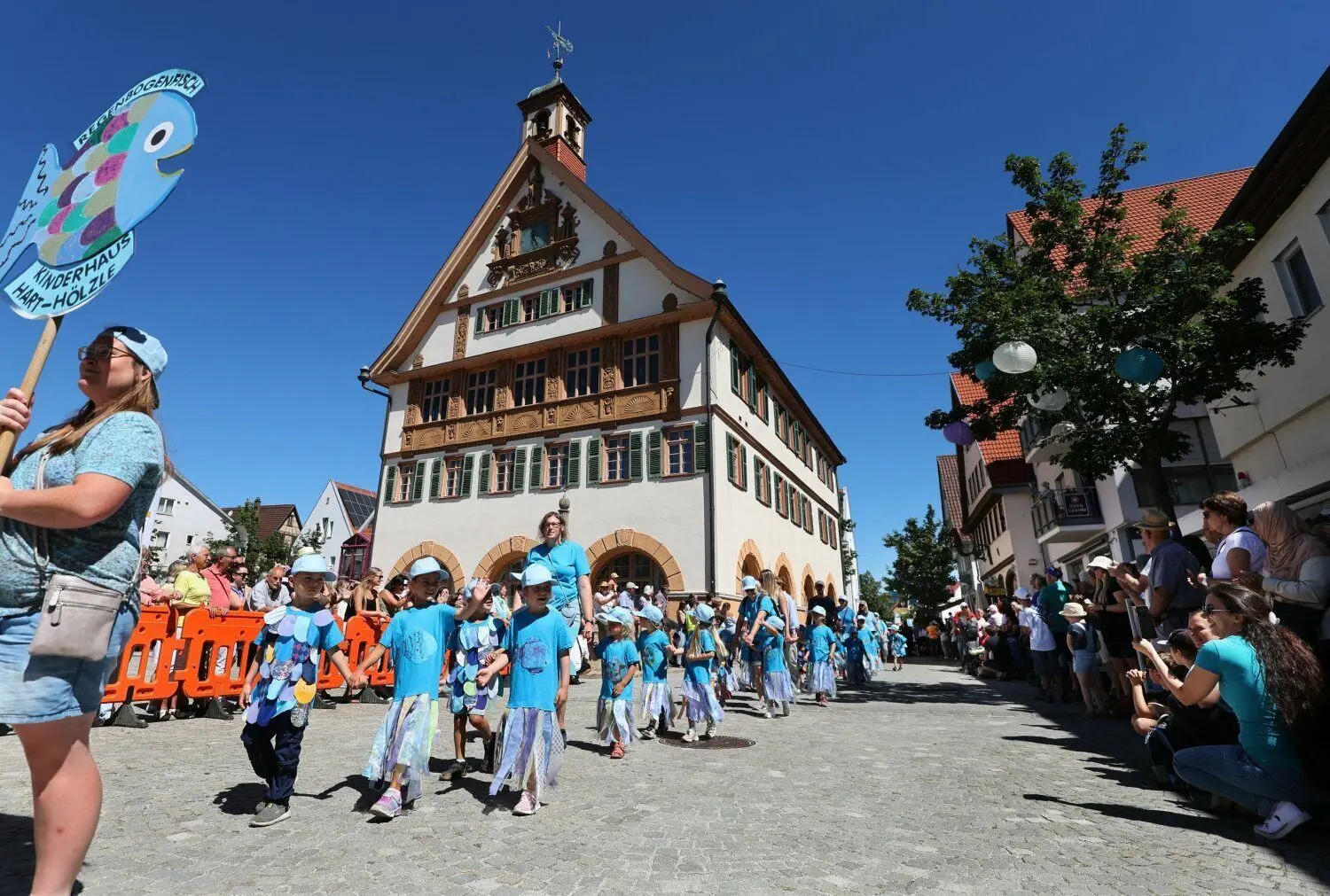 Die Zuschauer spendeten viel Beifall für die Festzugteilnehmer.