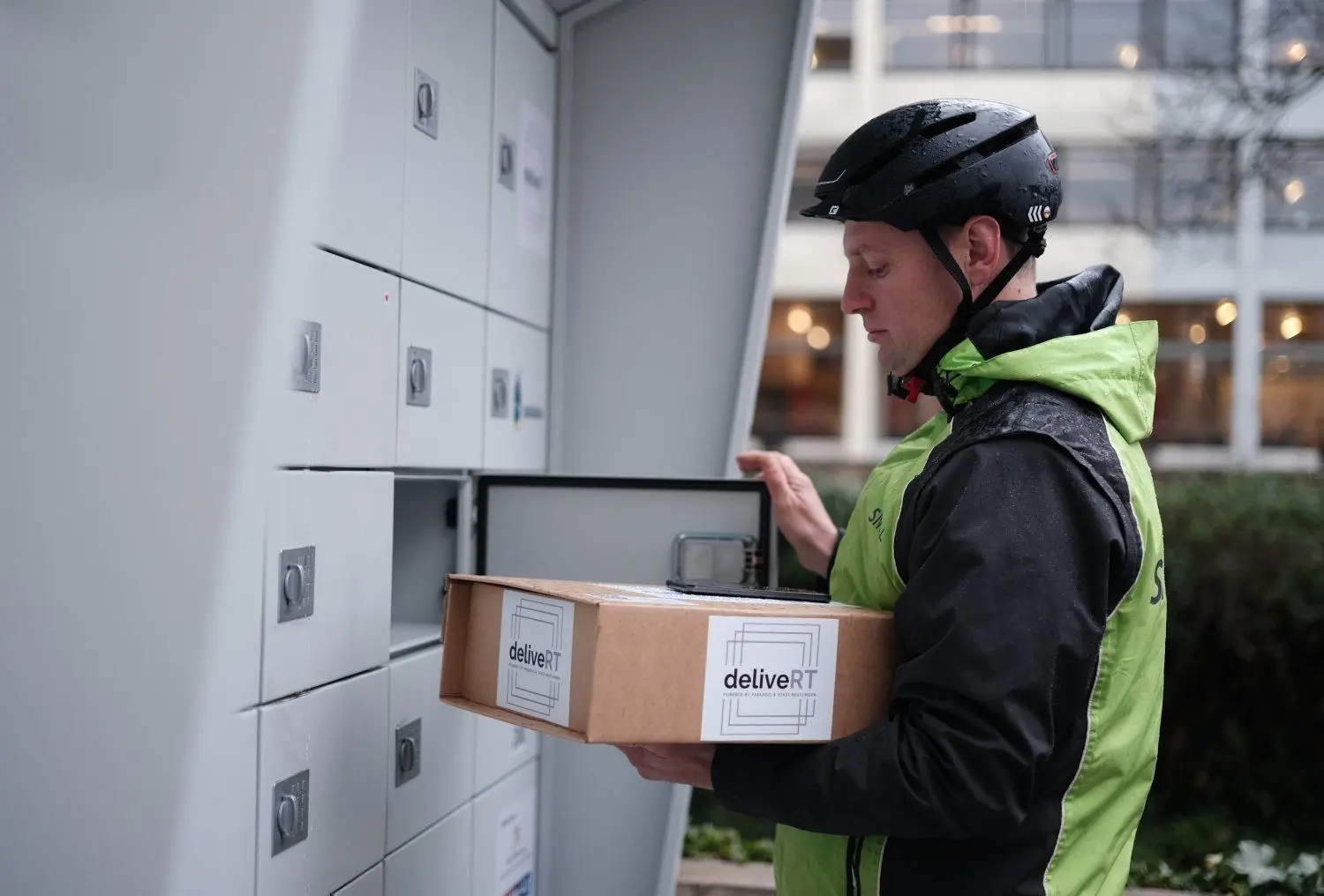 Benjamin Plangger ist Produktionsleiter bei Smail und verantwortlich für das Qualitätsmanagement. Er stellte die Funktionsweise des neuen „deliveRT“-Paketschranks vor.