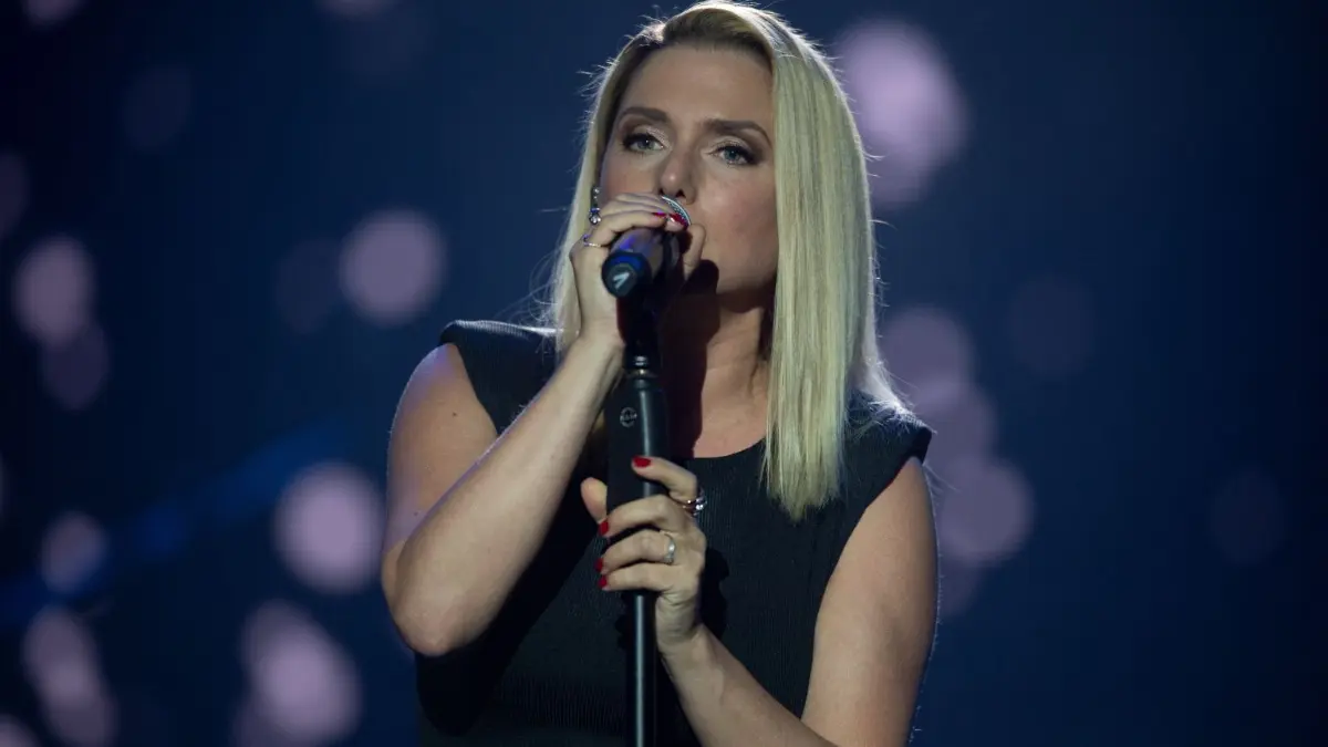 Jeanette Biedermann ist nicht nur eine bekannte deutsche Popsängerin, sondern auch Schauspielerin und Synchronsprecherin. Alter, Ehemann, Instagram, Größe – alle Infos in ihrem Porträt.
Die deutsche Sängerin Jeanette Biedermann steht auf der Bühne der ARD-Benefizgala. Der Benefiz-Abend zur Flutkatastrophe steht unter dem Motto "Wir halten zusammen!" +++ dpa-Bildfunk +++