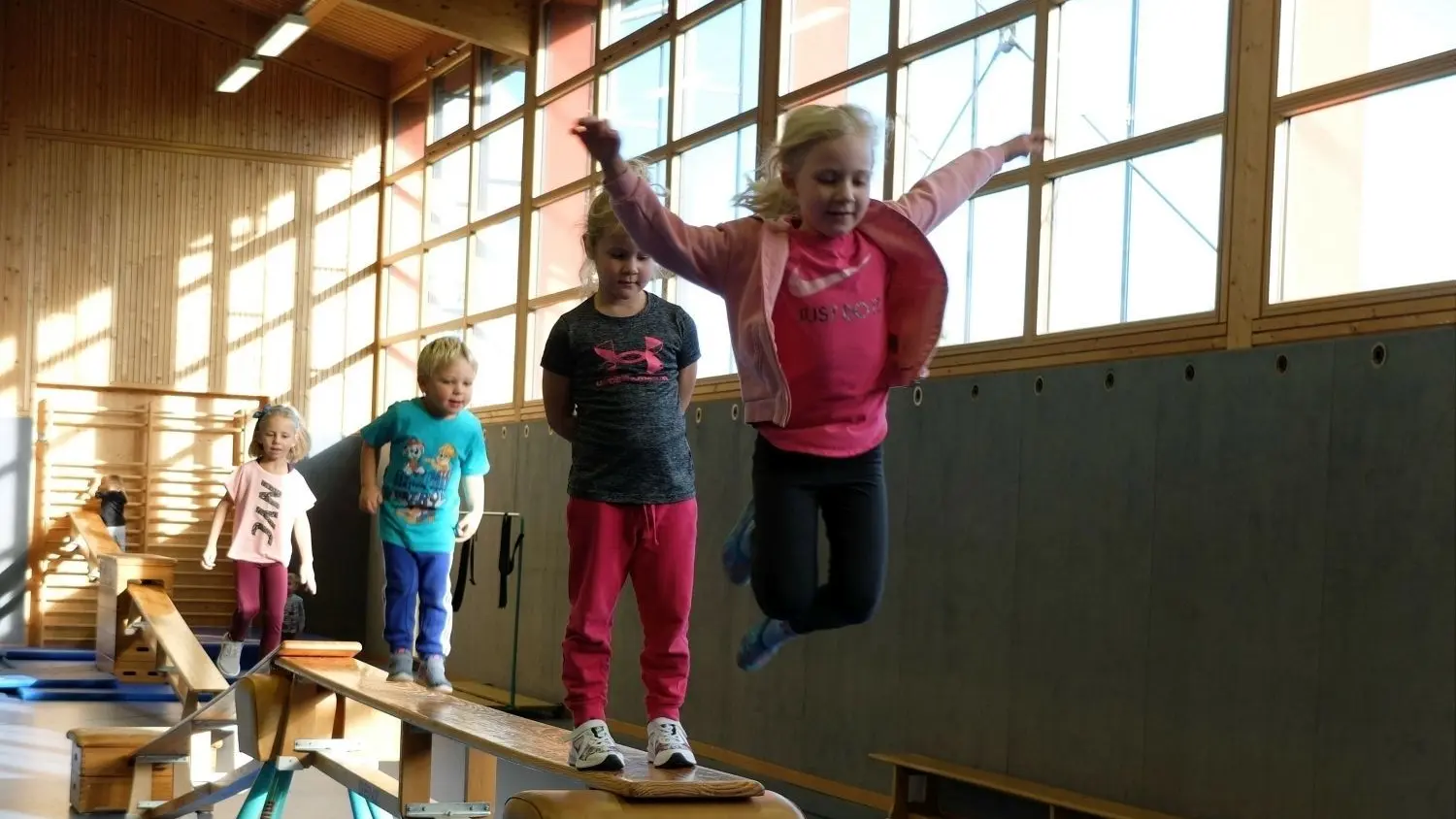 Kinder Springen Tag des Kinderturnens: Laufen, hüpfen, balancieren – Bewegung ist alles ...