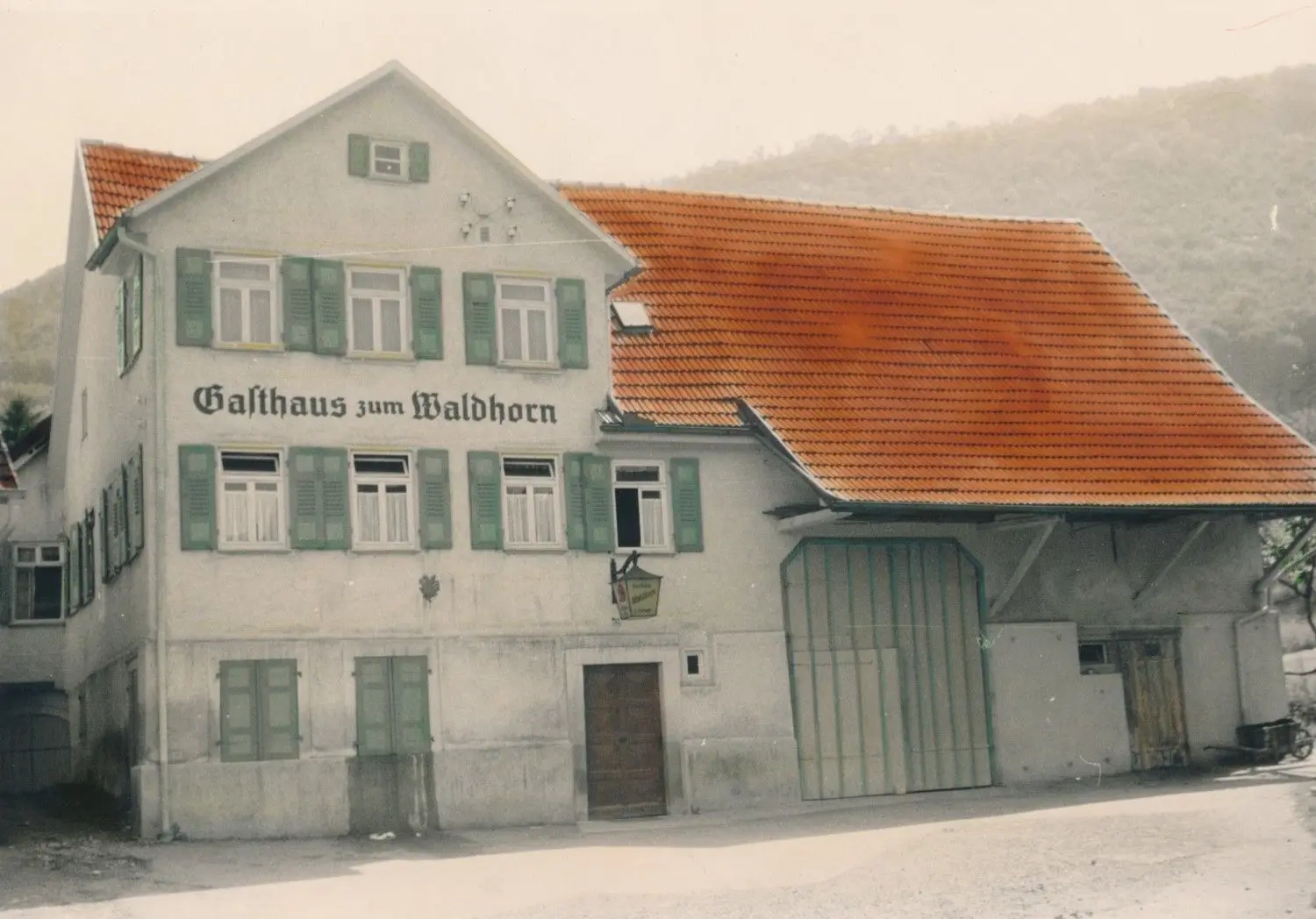 Die Gaststätte "Waldhorn" in Metzingen-Glems hat eine lange Geschichte.  Historische Postkarten wie diese, die wohl aus den 1950er Jahren stammt, zeugen davon. Diese Ära soll am 1. August 2021 enden.
