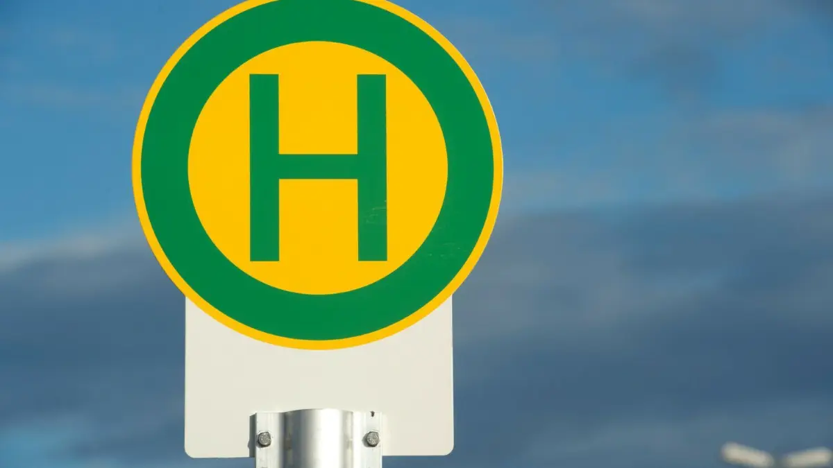 Die Bushaltestellen im Zollernalbkreis werden auch nach dem 11. September alle angefahren, verspricht das Landratsamt. ⇥
ARCHIV - 08.07.2019, Mecklenburg-Vorpommern, Sassnitz: Ein Schild weist auf eine Bushaltestelle hin. Mehr als 91 Prozent der Bürgerinnen und Bürger in Deutschland haben es nicht weiter als 600 Meter bis zur nächsten Bushaltestelle und 1200 Meter bis zum nächsten Bahnhof. (zu dpa «600 Meter bis zum Bus - Unterschiede zwischen den Flächenländern») Foto: Stefan Sauer/dpa-Zentralbild/dpa +++ dpa-Bildfunk +++