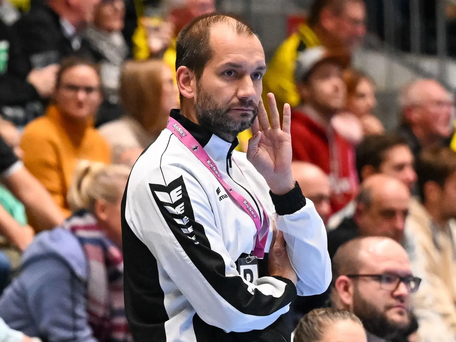 Das täuscht. TuS-Trainer Werner Bösch ist nicht die Ruhe in Person – zumindest nicht immer. Zu den Rabauken an der Seitenlinie zählt der Österreicher aber beileibe nicht. ⇥