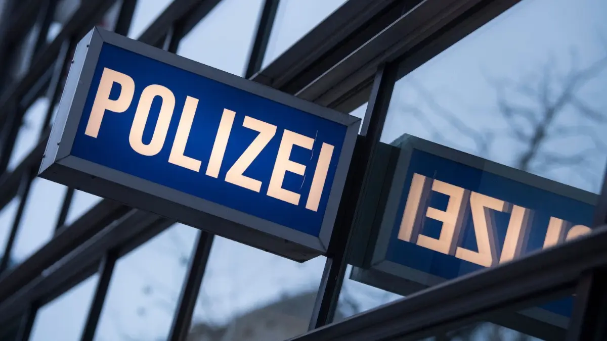 Weil eine Familie in Ulm die Corona-Auflagen missachtet hat, musste die Polizei einschreiten.
ARCHIV - 17.12.2018, Hessen, Frankfurt/Main: Der Schriftzug «Polizei» am 1. Polizeirevier auf der Zeil. Bundestagsabgeordnete aus mehreren Parteien fordern als Konsequenz aus der Drohmail-Affäre Konsequenzen beim Verfahren für polizeiliche Datenabfragen. Foto: Boris Roessler/dpa +++ dpa-Bildfunk +++