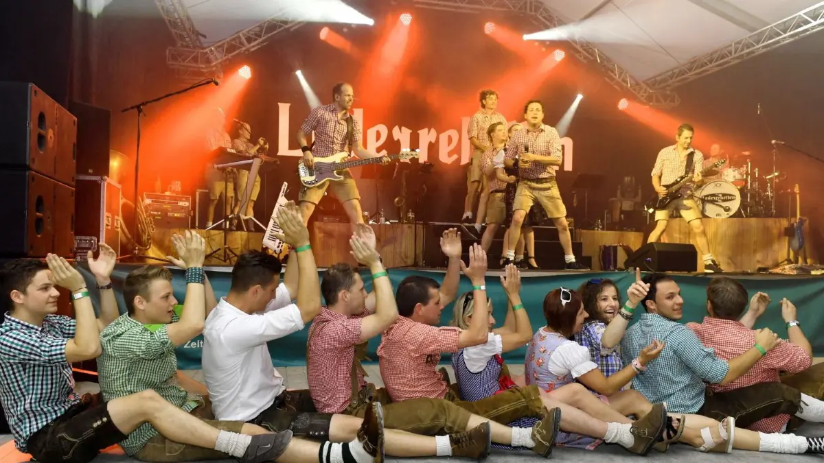 Beste Stimmung, hier beim Frühlingsfest in Rottenacker, soll es auch am Wochenende beim Herbstfest geben.
37. Frühlingsfest in Rottenacker, Bei der Wasen-Party mit den "Lederrebellen" stieg das Stimmungsbarometer beim Frühlingsfest in Rottenacker am Samstagabend bis zum Anschlag.