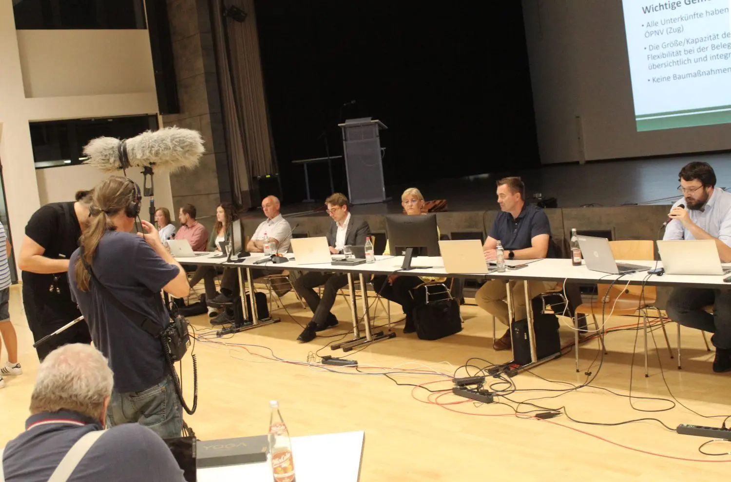 Fernsehkameras, die sich auf die Burladinger Stadtverwaltung richteten. Es ging an diesem Donnerstag um die Frage, in welcher Form die Kommune einen Beitrag zur Unterbringung von Asylbewerbern leisten will.