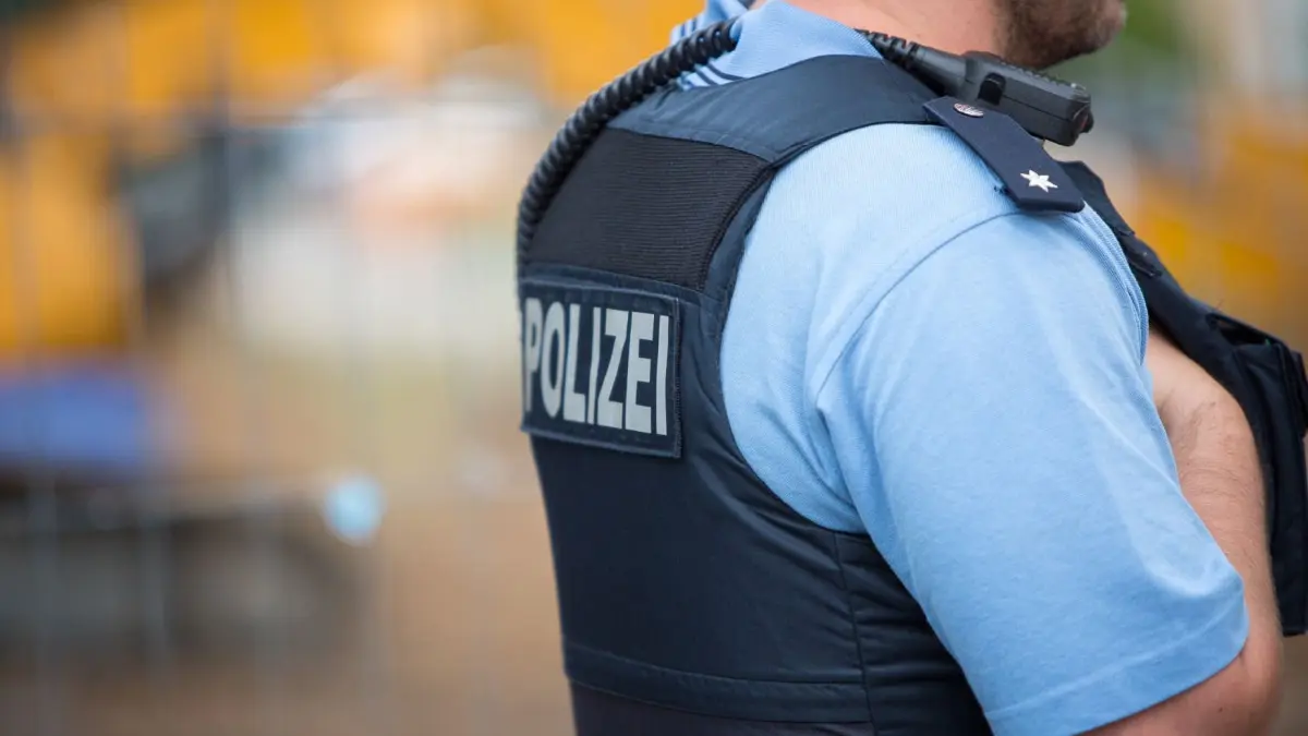 Die Polizei fahndet nach mehreren Jugendlichen, die in der Nacht zum Sonntag in der Biberacher Innenstadt ihr Unwesen getrieben haben.
Polizist schuetzt Bombenfundort in Frankfurt Westend
