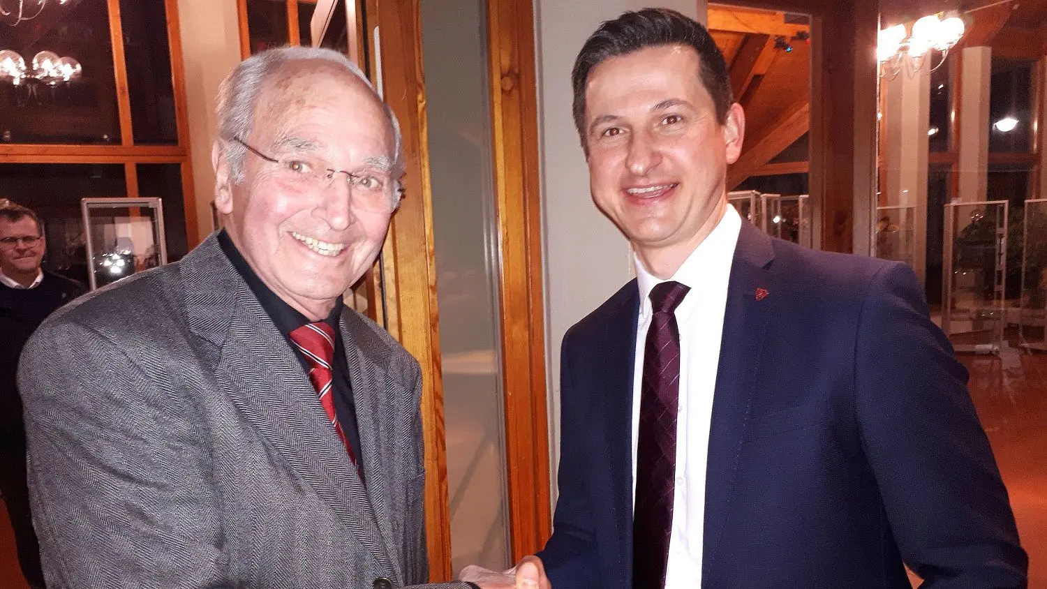 Grüß Gott im Kirchspiel: Bürgermeister Roman Waizenegger (rechts) heißt den früheren Bisinger Bürgermeister Egbert Zäh willkommen.