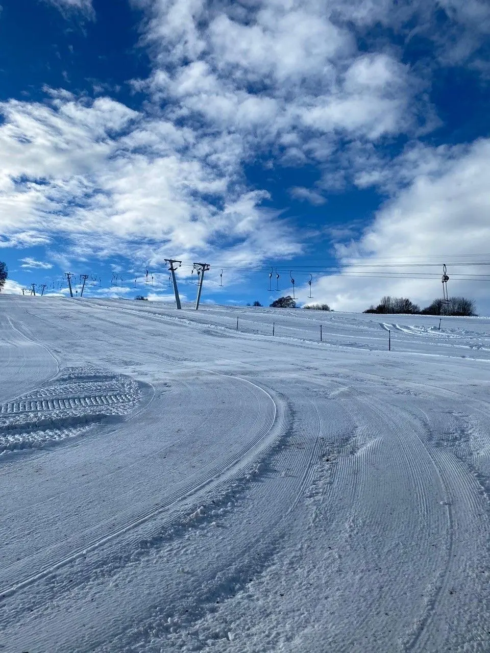 Der Zaininger Skilift Salzwinkel hat dieser Tage geöffnet. Ganz so viel Schnee wie auf diesen Bildern liegt derzeit jedoch nicht. Aber genug, um Skifahren zu können, sagt die Betreiber-Familie Hoffmann.