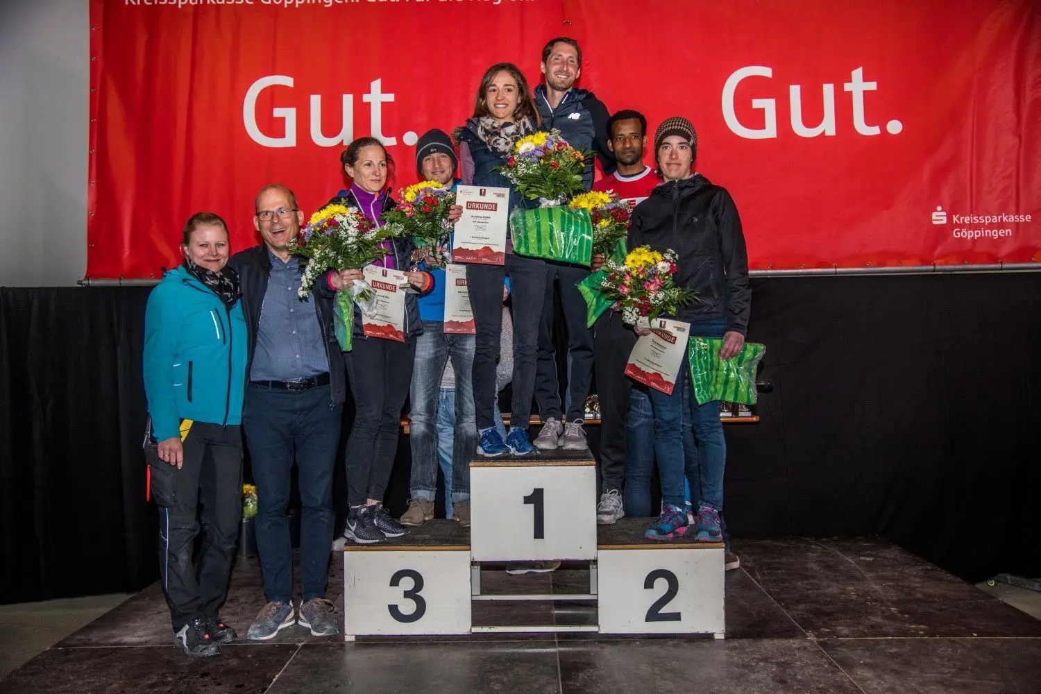 Die besten Läufer und Läuferinnen gestern bei der Siegerehrung in der Göppinger Werfthalle.