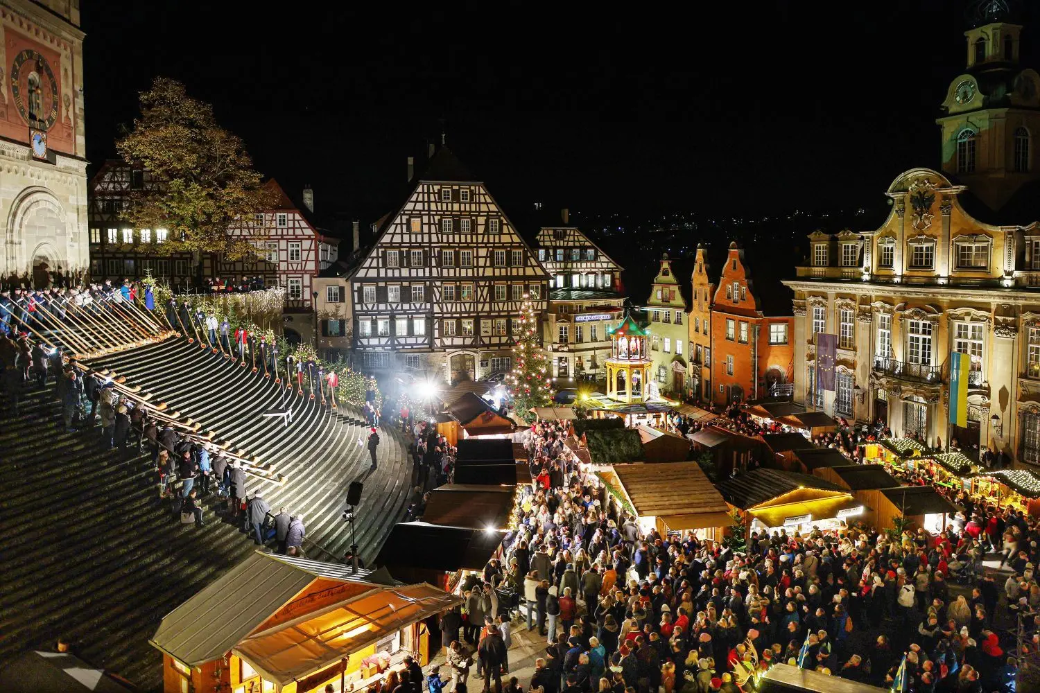 Hartmut Baumann eröffnet den Haller Weihnachtsmarkt. Der Kleine Siedershof sowie mehr als 60Alphornbläser haben ihren Auftritt. ⇥