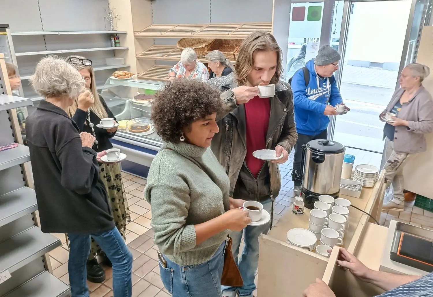 Informationen rund um die Tafel in Ebingen gab es bei einer Tasse Kaffee. Viele interessierten sich für die Nöte.⇥