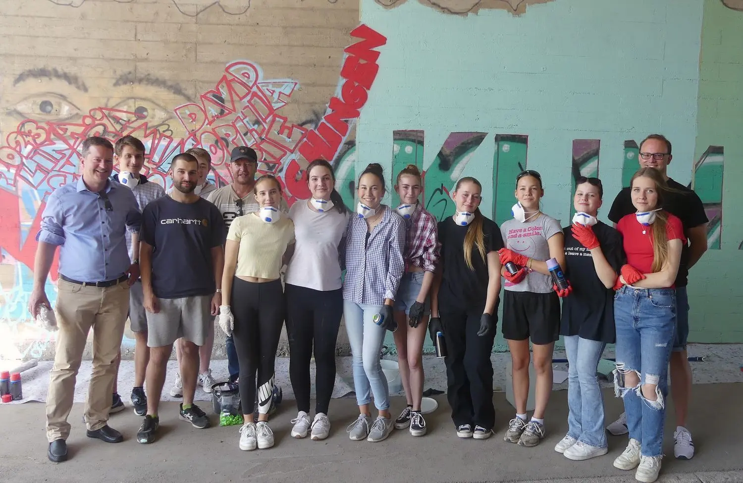 Die Graffiti-Künstler mit Bürgermeister Philipp Hahn (links), Instructor Robin Bliestle (3. v. l.), Klimaschutzmanager Jürgen Baumer (5. v. l.) und Aktivteam-Leiter Joachim Schulz vom Gymnasium Hechingen (rechts).