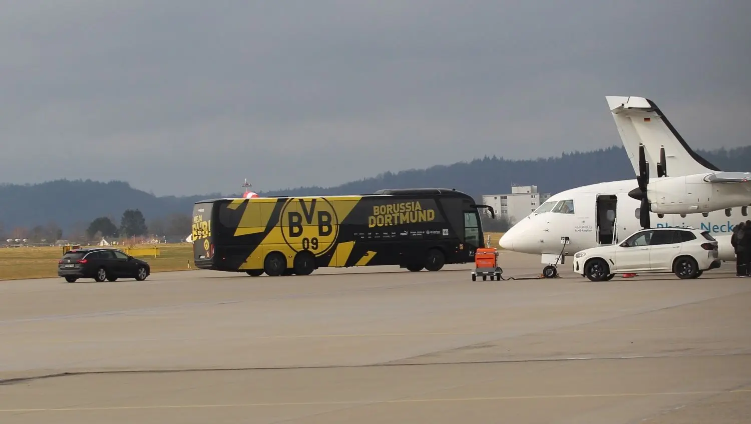 Auf dem Vorfeld der Start- und Landebahn nimmt der Bus die Spieler, Trainer und Betreuer auf.