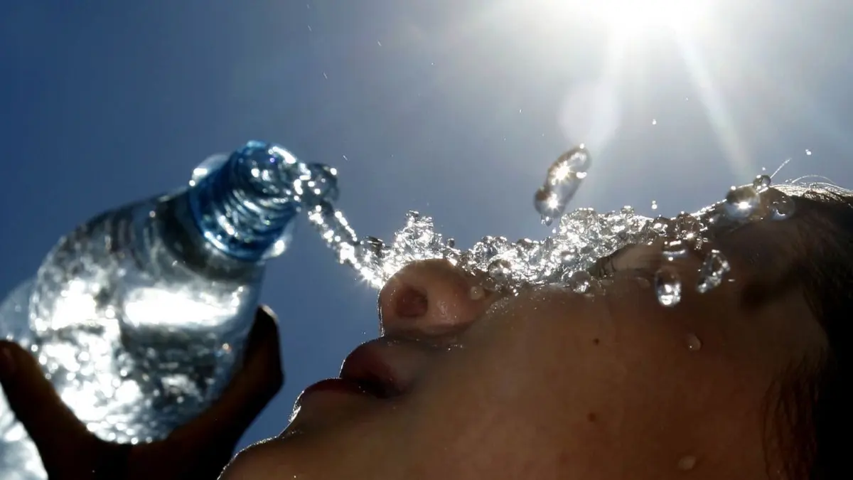 Es wird viel zu heiß. Trinken, trinken, trinken, heißt die Devise, damit der Kreislauf nicht schlappmacht.
Die neunjährige Marie gießt sich am Sonntag (15.07.2007) in ihrem Garten in Frankfurt zur Erfrischung Wasser über den Kopf. Hoch "Andrea" sorgte in Hessen endlich für richtige Ferienstimmung. Fast überall schien den ganzen Tag lang die Sonne und lockte ins Freie. Bei schwachem Wind kletterten die Temperaturen auf heiße 30 bis 36 Grad. Foto: frank Rumpenhorst dpa/lhe +++(c) dpa - Bildfunk+++ | Verwendung weltweit