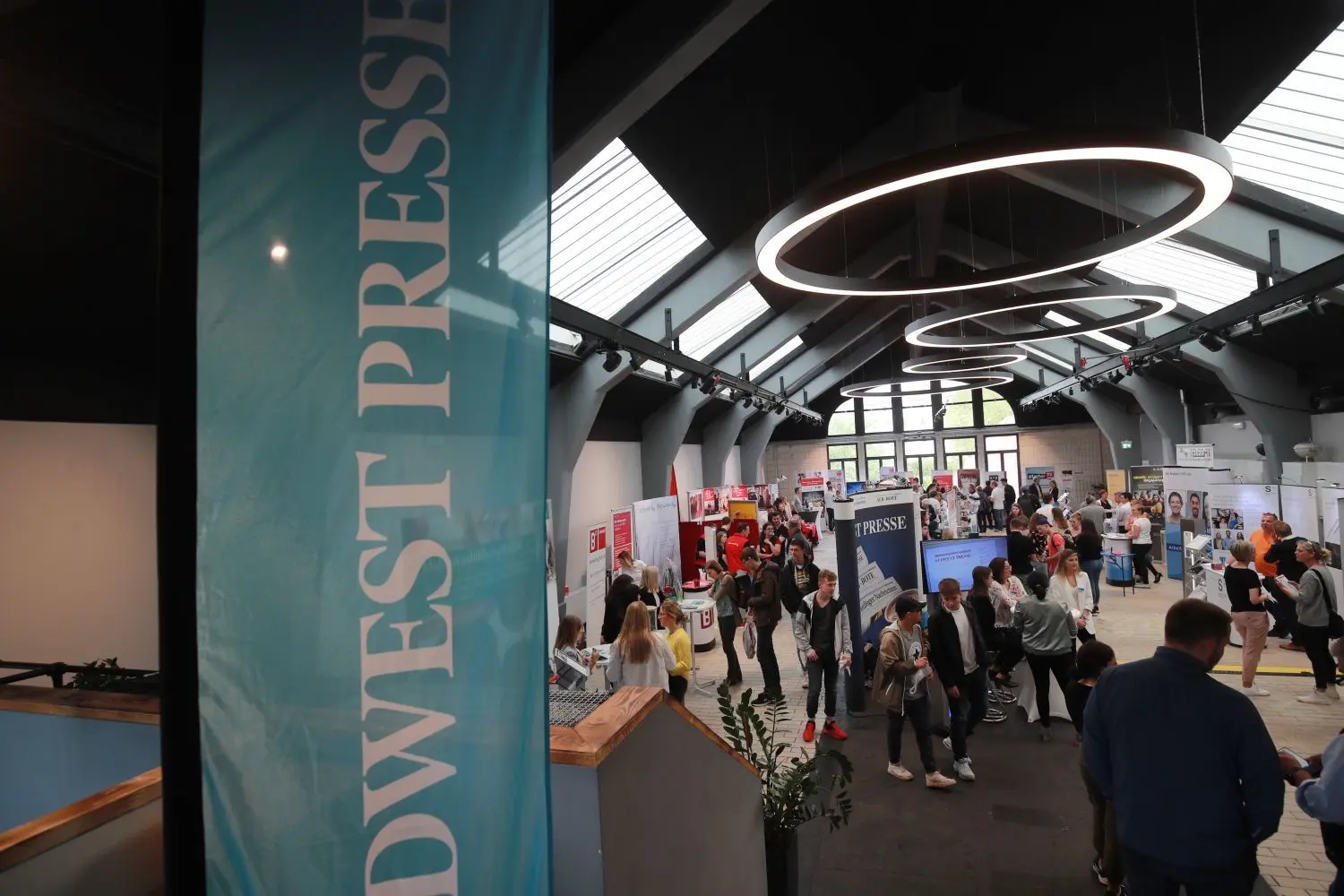 Bei der Ausbildungsmesse „Next Step“ der SÜDWEST PRESSE Neckar-Alb werden sich am Freitag, 18. November, 24 Unternehmen präsentieren. ⇥