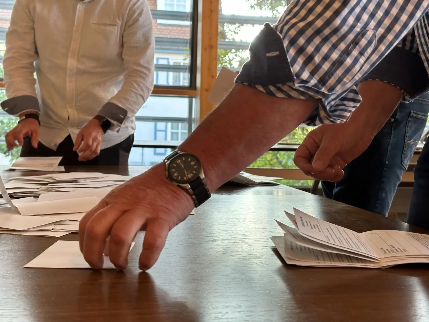 Punkt 18 Uhr wurden die Türen zu den Wahllokalen geschlossen. Kurz darauf schon wurden die Stimmzettel sortiert und ausgewertet.