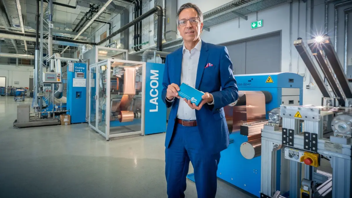 ZSW-Leiter Prof. Markus Hölzle lässt Brennstoffzellen unter Extrembedingungen arbeiten – viele tausend Stunden lang.
ZSW-Verwaltungsgebäude, ZSW-Leiter Prof. Markus Hölzle Batterieproduktion und Neubauplanung