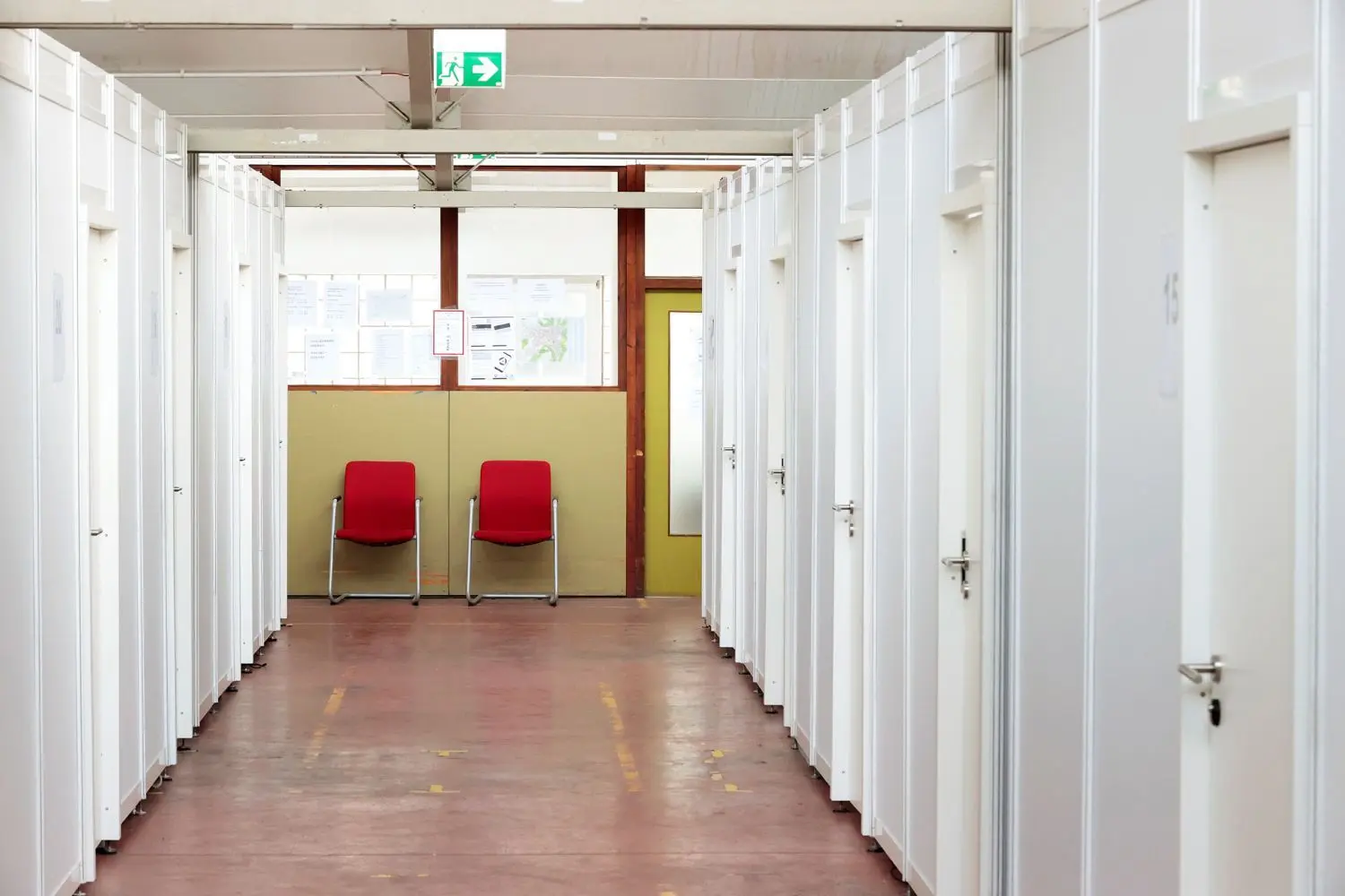 In der Notunterkunft für Geflüchtete im ehemaligen Odelo-Werk sind derzeit 95 Menschen untergebracht. Noch diese Woche kommen weitere Personen dazu.