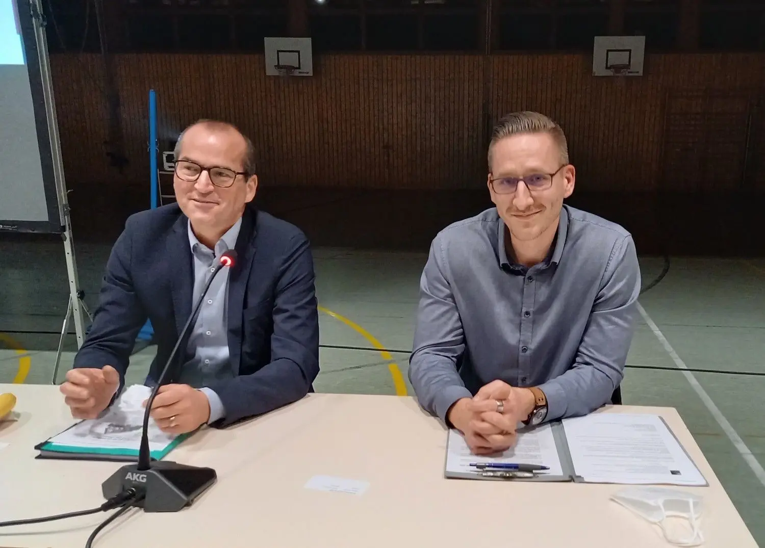 Georg Link, Leiter des Sozial- und Rechtsdezernats (links), und Thomas Zizmann, Leiter des Amtes für Zuwanderung und Integration, stellten am Dienstag im Haigerlocher Gemeinderat die Pläne für die Flüchtlingsunterkunft im sogenannten „Gästehaus“ vor.