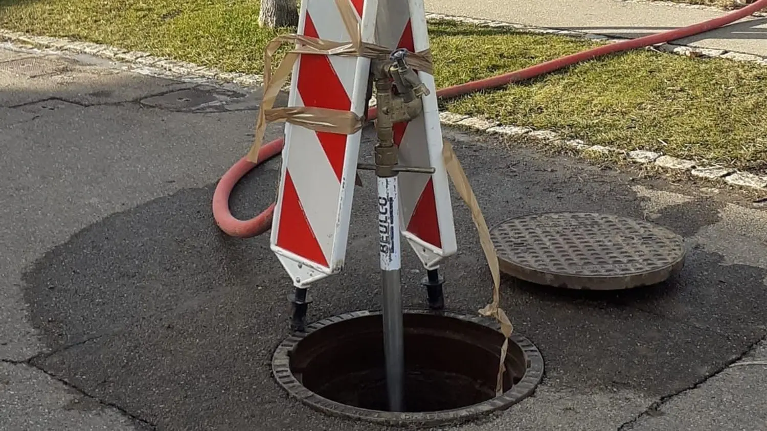 Über die Zollerstraße wurde der Wasseranschluss hergestellt.