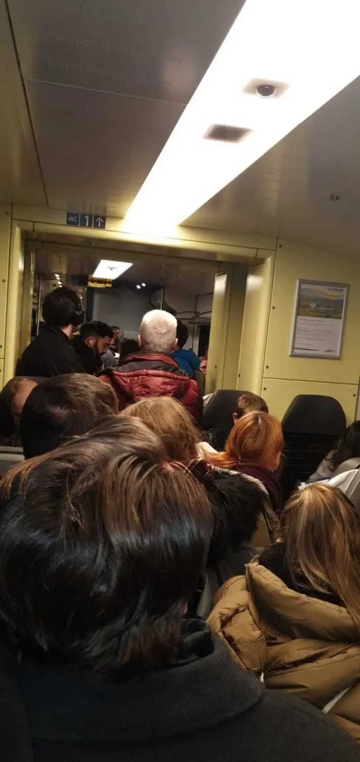 In Reichenbach konnte niemand mehr einsteigen und in Plochingen mussten Fahrgäste den Zug wegen Überfüllung verlassen. ⇥