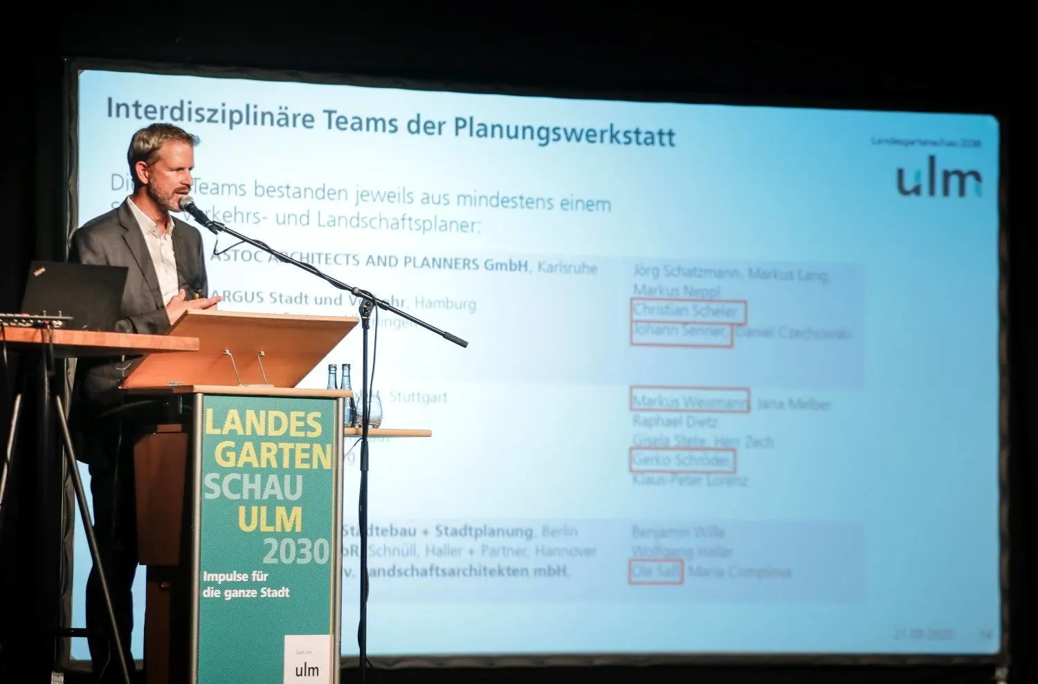 Baubürgermeister Tim von Winning beim Infoabend.