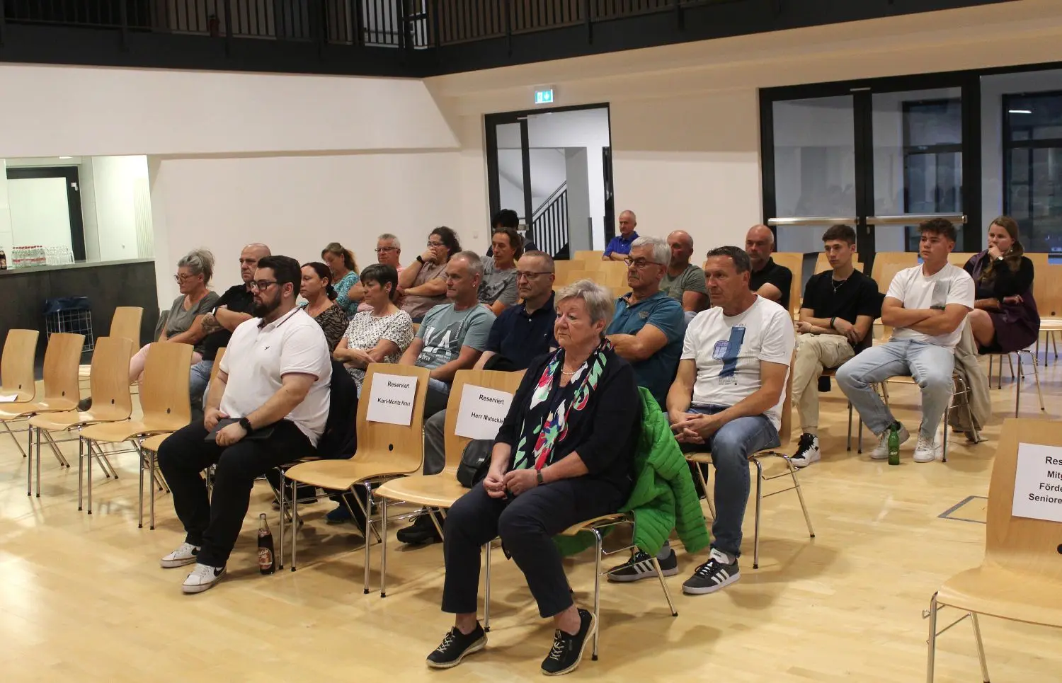 Weitaus weniger Zuschauerinnen und Zuschauer als erwartet, waren zu der Debatte gekommen, auf der anderen Saalhälfte sah’s nicht anders aus. Verbale Ausschreitungen wie in Killer im Juli, als es um das „Lamm“ als Unterbringungsmöglichkeit ging, gab es nicht.
