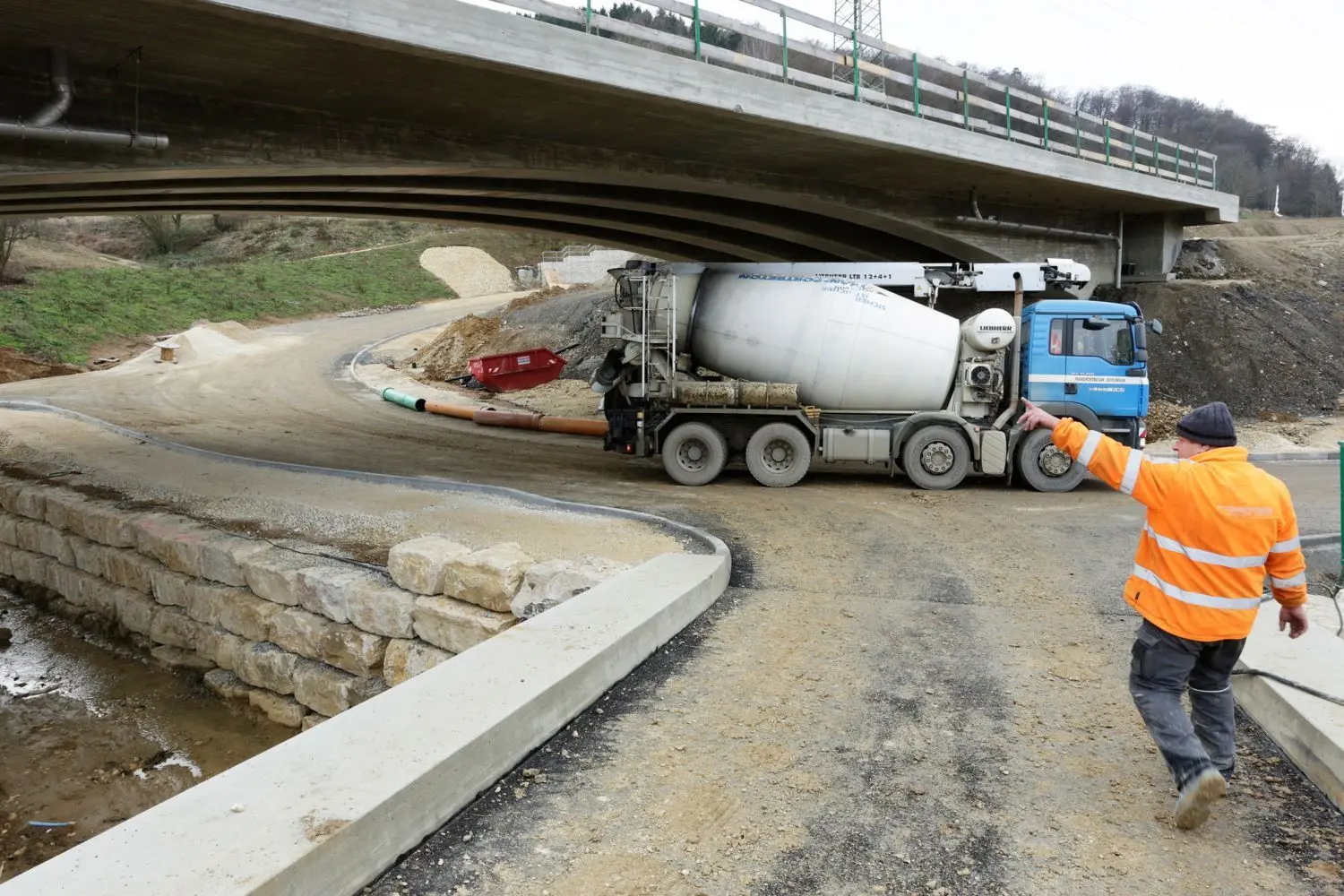 B 10-Baustelle bei Gingen: Über die Brücke rollt künftig der Fernverkehr, darunter verläuft die Grünenberger Straße. ⇥