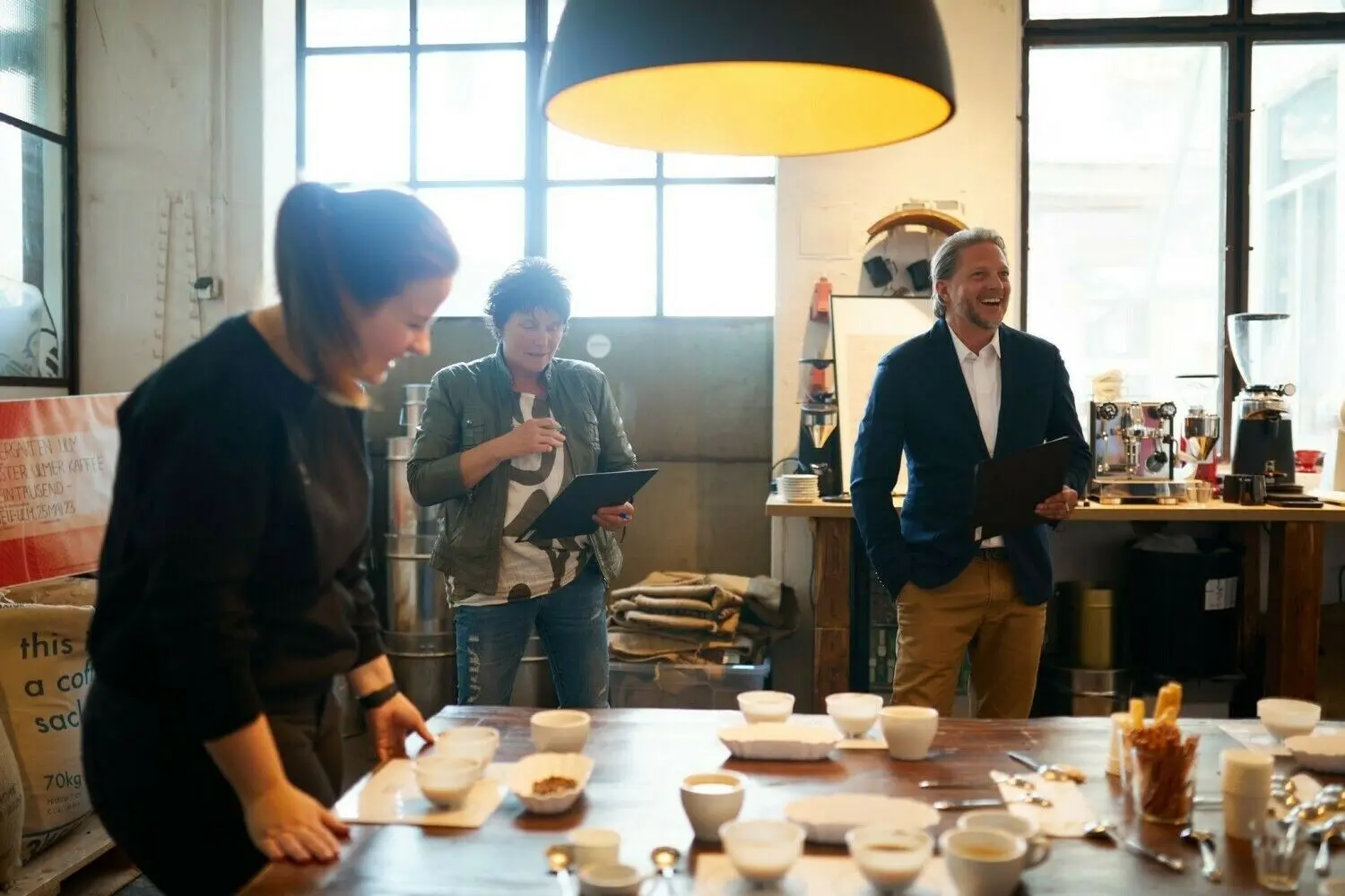 Gute Laune beim Cupping in der Neu-Ulmer Röstschmiede (von links): Mitbetreiberin Chantal Hörmann, Susanne Münst vom Tiergarten sowie Unterner Steffen Baumgartner.