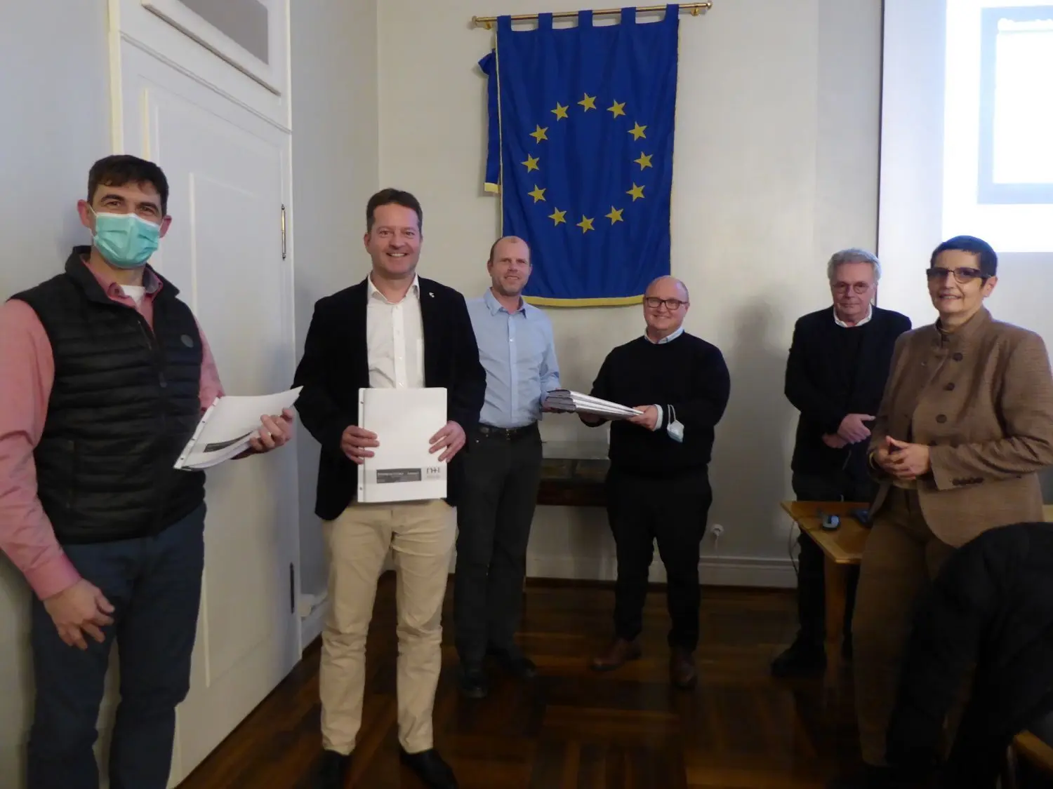 Baugesuch-Übergabe der besonderen Art mit (von rechts) Erster Beigeordneter Dorothee Müllges, Kooperatioinspartner Franz Xaver Bumiller, Edeka-Expansionsleiter Sebastian Gärtner, Bauordnungsamtsleiter Marcus Kempka, Bürgermeister Philipp Hahn und Architekt Volker Göhr. ⇥