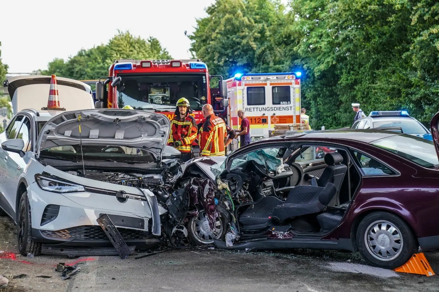 Die zwei Autos kollidierten frontal. Die Straße musste voll gesperrt werden.