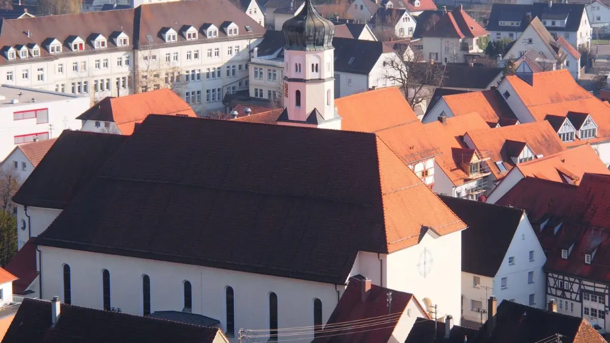 Blick nach Schelklingen von Schlossberg, Lourdes Grotte,Pfarrkirche Herz-Jesu, Herz-Jesu-Kirche,im Hintergrund St. Konradihaus⇥
Blick nach Schelklingen von Schlossberg, Lourdes Grotte,Pfarrkirche Herz-Jesu, Herz-Jesu-Kirche,im Hintergrund St. Konradihaus
