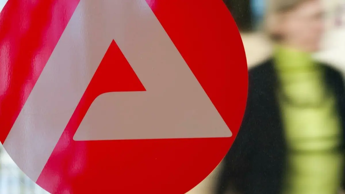 Die Arbeitslosigkeit in Ulm ist gesunken. Allerdings weitaus weniger, als man das im Wonnemonat Mai erwartet hätte.
ARCHIV - Eine Frau geht am 05.01.2010 in der Bundesagentur für Arbeit in Frankfurt am Main an einem Logo der Arbeitsagentur vorbei. Die Arbeitslosigkeit in Hessen ist im September weiter gesunken. In dem Monat waren noch 173 526 Frauen und Männer arbeitslos und damit rund 7500 weniger als vor einem Monat sowie 13 500 weniger als ein Jahr zuvor. Foto: Uwe Anspach dpa/lhe (zu dpa lhe BLICKPUNKT HESSEN vom 29.09.2011) +++(c) dpa - Bildfunk+++