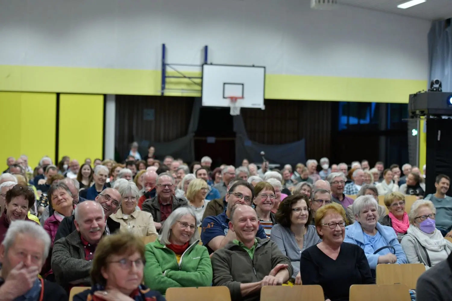 Die Fichtenberger Gemeindehalle war mit 250 Gästen gut gefüllt. Das Publikum hat zwischendurch immer wieder mal Grund zum Schmunzeln und Lachen.