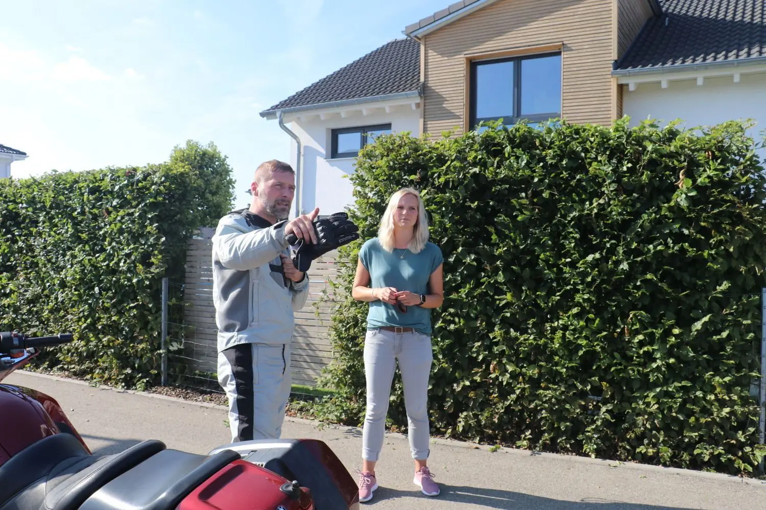 Franz Novák fährt mit seinem Motorrad zu den Bürgern und nimmt deren Anliegen auf.