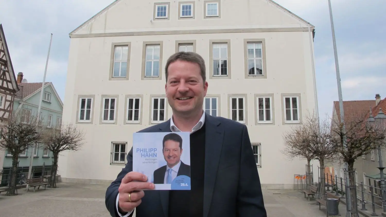 Im Frühjahr dieses Jahres war er noch Bürgermeisterkandidat und präsentierte seinen Werbeprospekt. Drin im Hechinger Rathaus war Philipp Hahn als Erster Beigeordneter aber schon seit Oktober 2013. ⇥