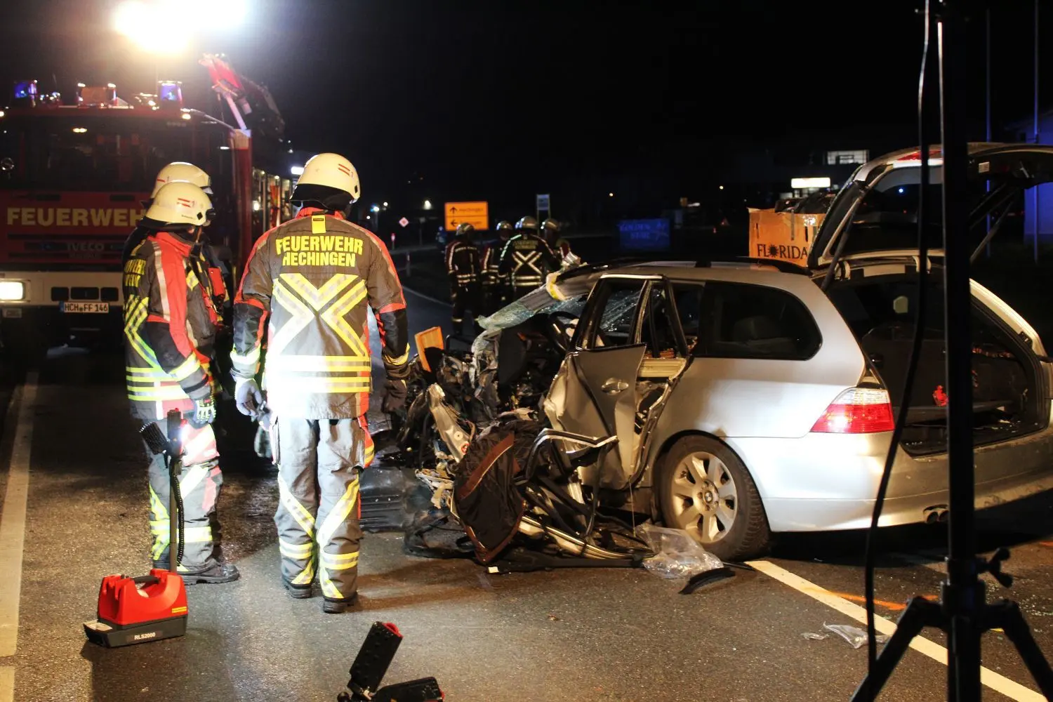 Eines der beiden Unfallfahrzeuge nach dem Frontalzusammenstoß am Donnerstagabend auf Höhe Sickingen.⇥