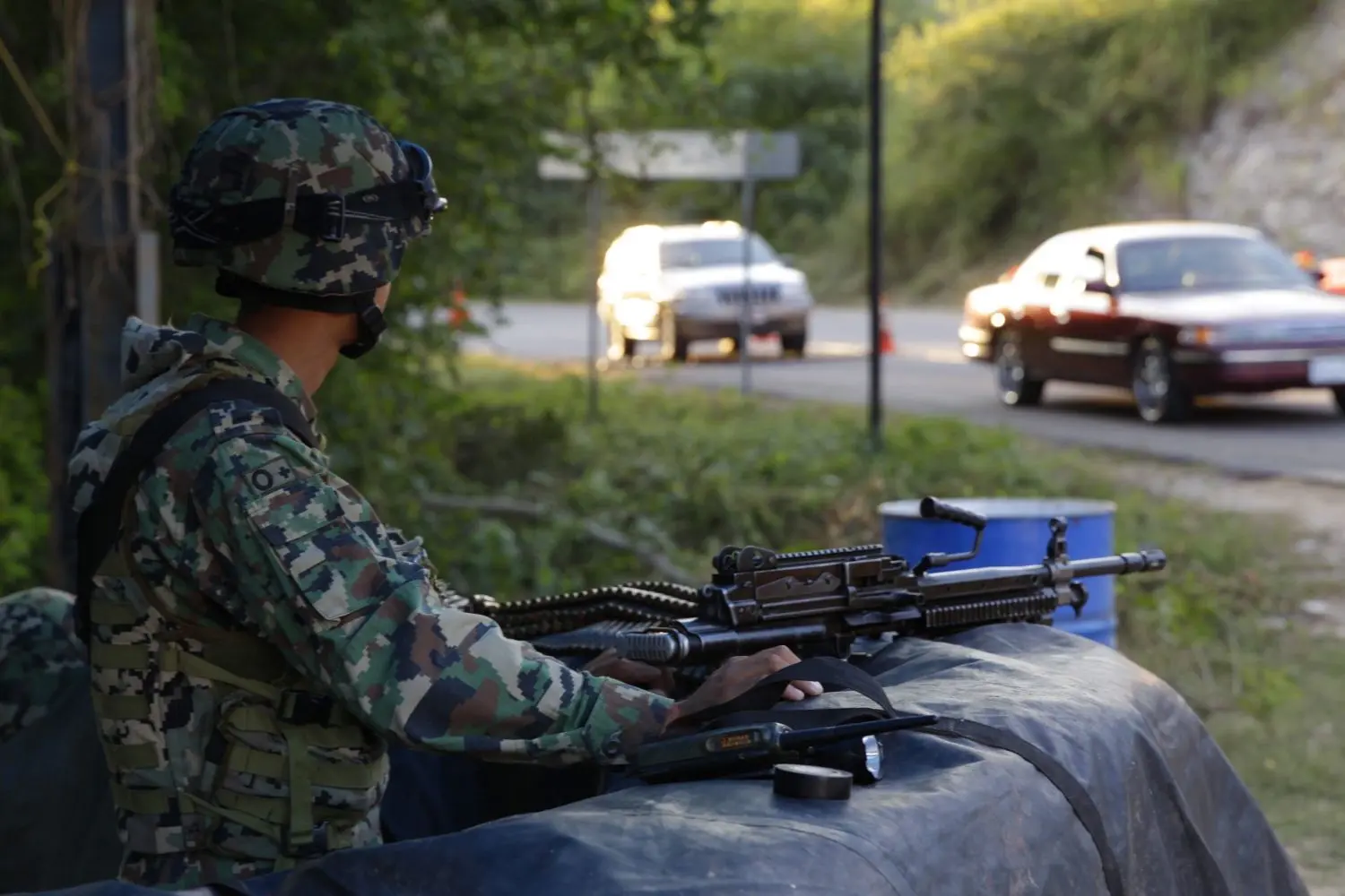 Mexikanikanische Soldaten bewachen eine Straßensperre außerhalb Cosala, Sinaloa bei der Suche nach „El Chapo“ 2015.