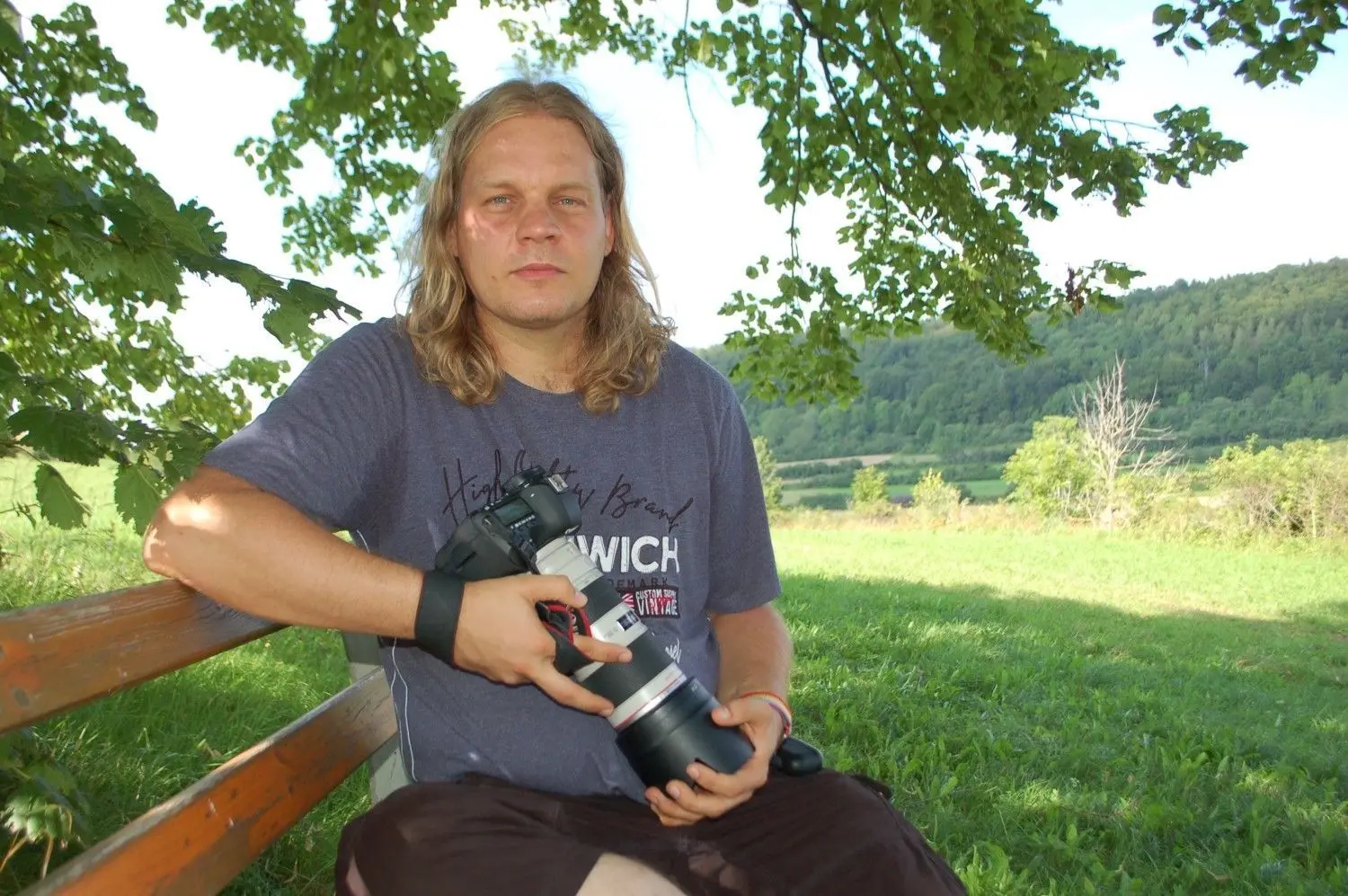 Tobias Wuntke, in Burladingen lebender Fotograf,  an einem seiner bevorzugen Plätze: unterhalb des Kornbühls. Der gebürtige Reutlinger liebt die Natur und die Landschaft der Zollernalb.⇥