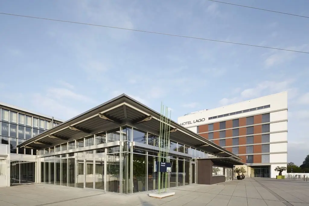 Die Donauhalle und dahinter links beginnen die anderen Messehallen.