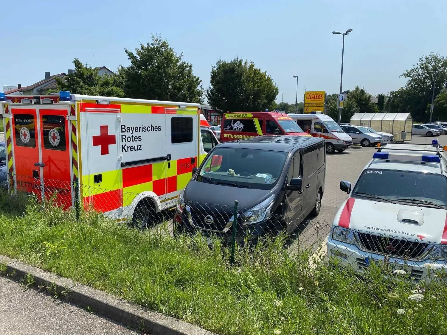Auf dem Parkplatz eines Supermarktes in Thalfingen haben die Rettungskräfte einen Bereitstellungsplatz eingerichtet.