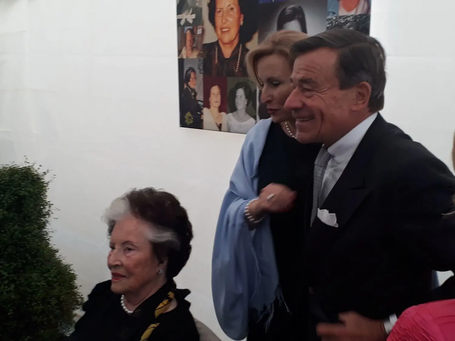 Trigema-Chef Wolfgang Grupp und seine Ehefrau kamen per Helikopter aus Burladingen, um der 100-jährigen Tante zu gratulieren.