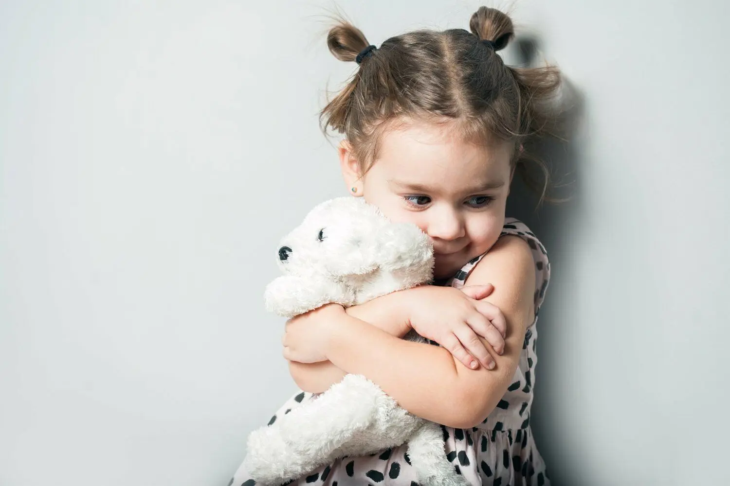 Kuscheltiere sind Gefährten fürs Leben, die Kindern helfen sich sicher zu fühlen.