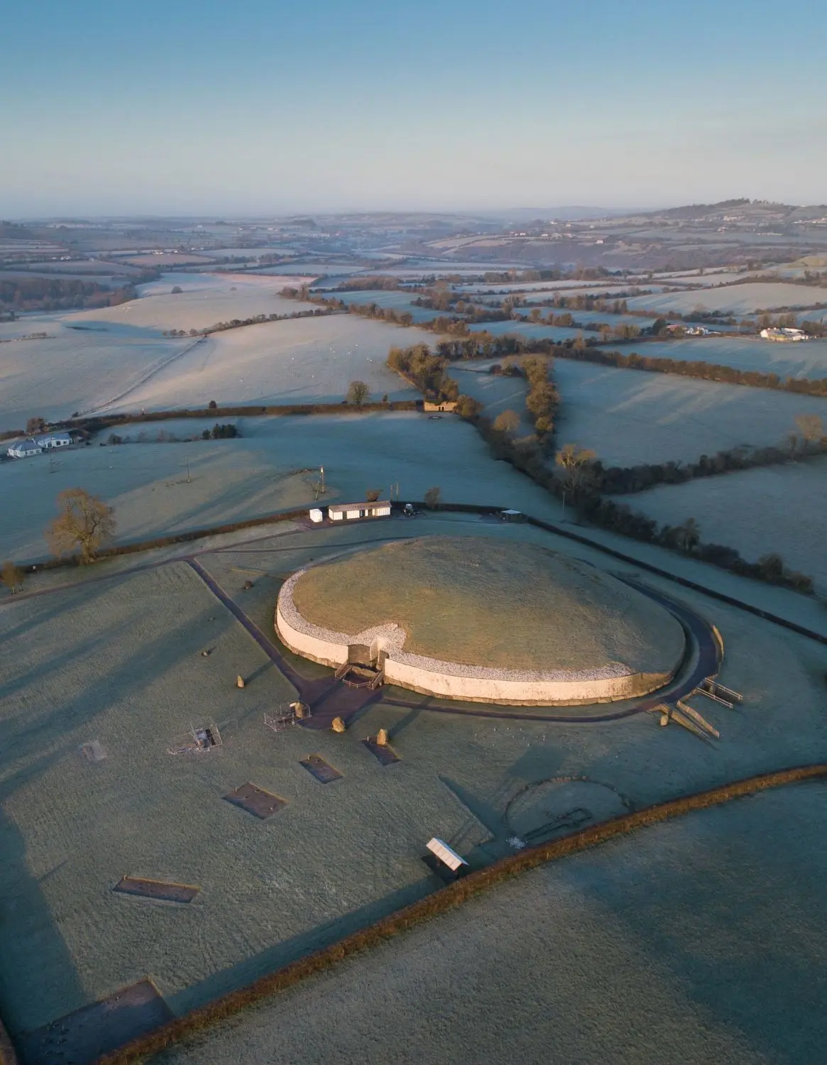 Übersicht von Newgrange, ein großes jungsteinzeitliches Passage Tomb im irischen County Meath am Fluss Boyne.