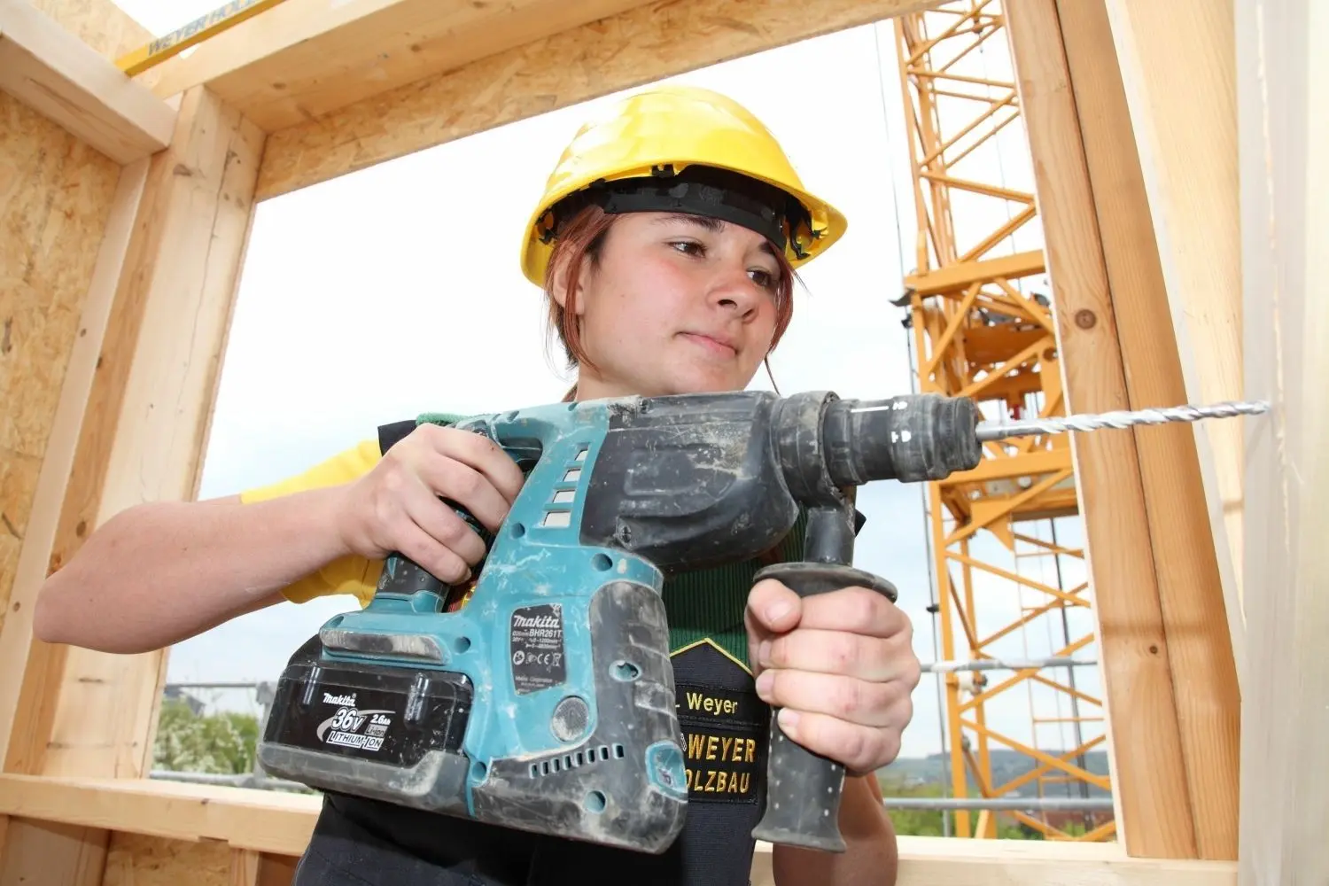 Handwerk wird weiblicher: Auch im Zimmerer-Beruf beginnen mehr junge Frauen eine Ausbildung. ⇥