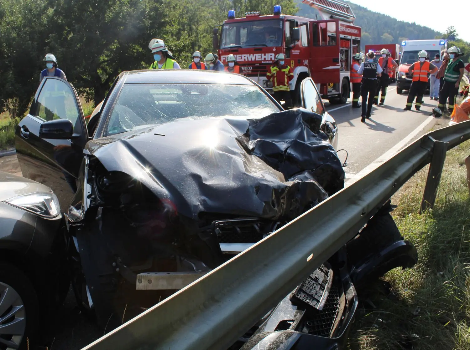 Frontalzusammenstoß zwischen Rangendingen und Stein: Der C-Klasse-Mercedes knallte nach dem Frontalzusammenstoß gegen die Leitplanke. Der Fahrer wurde schwer verletzt.